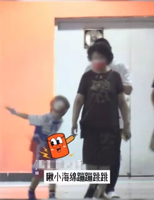 黃曉明戀情曝光後帶娃被拍!全程低頭玩手機,心不在焉不理兒子