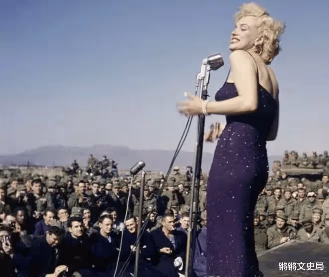 1954年夢露赴韓勞軍,零下幾十度穿弔帶演出,數10萬美軍為其痴迷