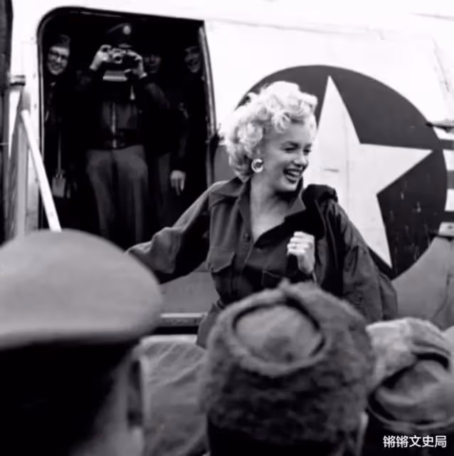1954年夢露赴韓勞軍，零下幾十度穿弔帶演出，數10萬美軍為其痴迷