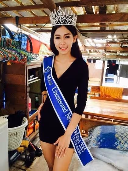撿回收不丟人!17歲泰國貧民窟女孩「奪下選美冠軍」 她當場「落淚跪謝拾荒母」:以後換我照顧妳