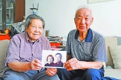 老伴看不見!八旬老人「相伴近70年」甘當保姆照顧 每天「牽手出門散步」:我來當你的眼