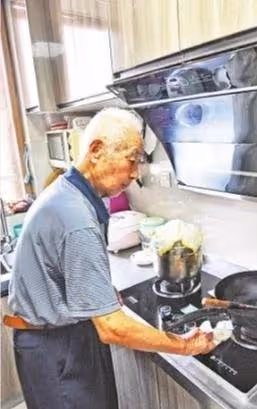 老伴看不見!八旬老人「相伴近70年」甘當保姆照顧 每天「牽手出門散步」:我來當你的眼