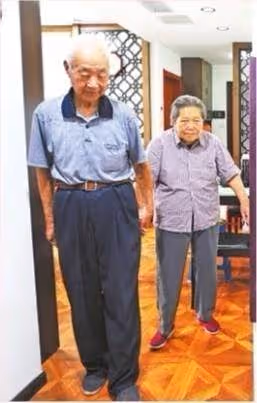 老伴看不見!八旬老人「相伴近70年」甘當保姆照顧 每天「牽手出門散步」:我來當你的眼