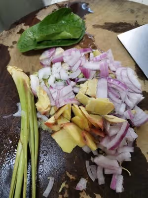 不用下館子，在家也能做皮酥肉嫩，味道濃郁的泰式香茅草烤雞