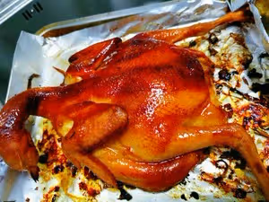 不用下館子，在家也能做皮酥肉嫩，味道濃郁的泰式香茅草烤雞