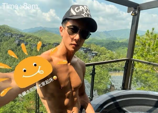 吳尊帶家人出遊曬冰塊盒腹肌　12歲愛女秀逆天長腿