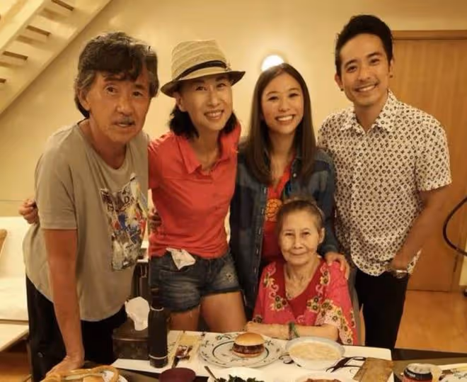 葉倩文離港大半年終回家,與繼子團聚心情好,林子祥比剪刀手賣萌