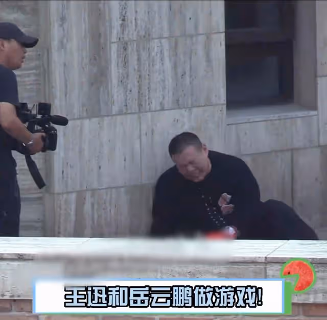 岳雲鵬高溫錄節目身體抱恙,癱坐路邊滿臉痛苦,大口喘粗氣無人管