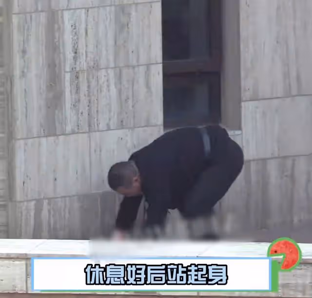 岳雲鵬高溫錄節目身體抱恙,癱坐路邊滿臉痛苦,大口喘粗氣無人管