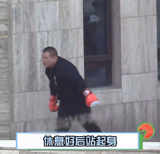 岳雲鵬高溫錄節目身體抱恙,癱坐路邊滿臉痛苦,大口喘粗氣無人管