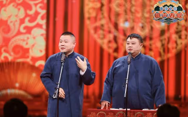 岳雲鵬高溫錄節目身體抱恙,癱坐路邊滿臉痛苦,大口喘粗氣無人管