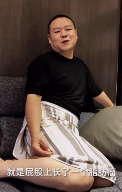 岳雲鵬高溫錄節目身體抱恙,癱坐路邊滿臉痛苦,大口喘粗氣無人管