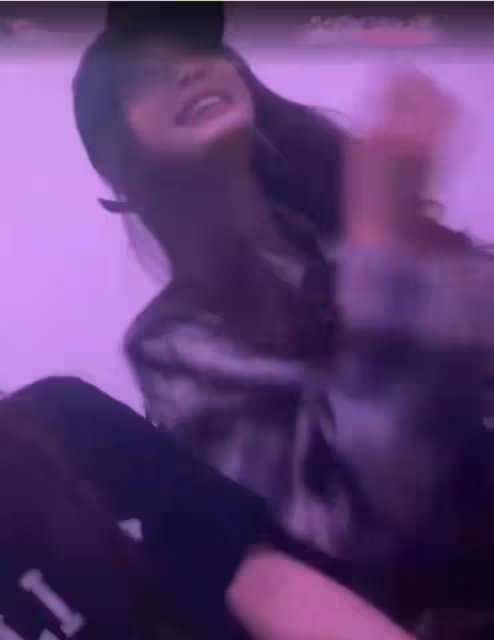 楊穎打扮美艷酒吧嗨玩,男男女女遊戲喝交杯,前夫黃曉明獨自帶娃