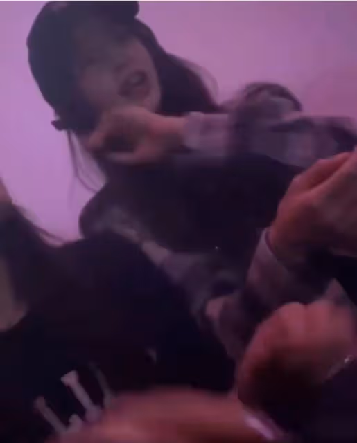 楊穎打扮美艷酒吧嗨玩,男男女女遊戲喝交杯,前夫黃曉明獨自帶娃
