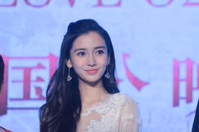 楊穎打扮美艷酒吧嗨玩,男男女女遊戲喝交杯,前夫黃曉明獨自帶娃