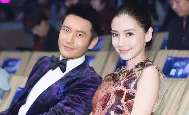 楊穎打扮美艷酒吧嗨玩,男男女女遊戲喝交杯,前夫黃曉明獨自帶娃