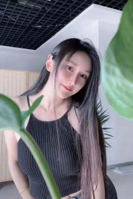 小胡靜曬美照回應當三,否認插足向佐婚姻,稱兩人結婚前就已認識