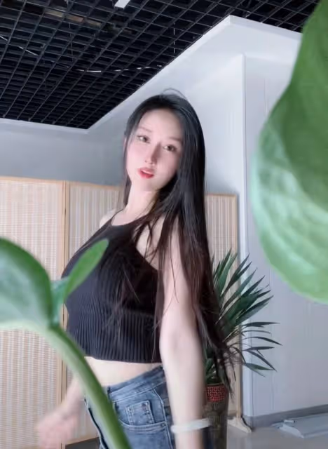 小胡靜曬美照回應當三,否認插足向佐婚姻,稱兩人結婚前就已認識