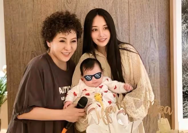 小胡靜曬美照回應當三,否認插足向佐婚姻,稱兩人結婚前就已認識