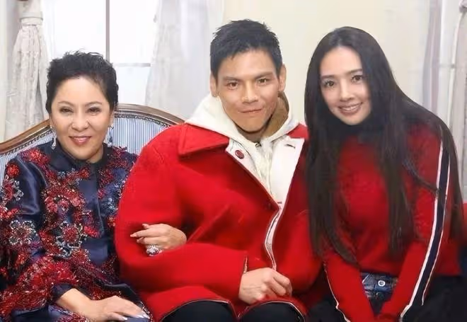 小胡靜曬美照回應當三,否認插足向佐婚姻,稱兩人結婚前就已認識