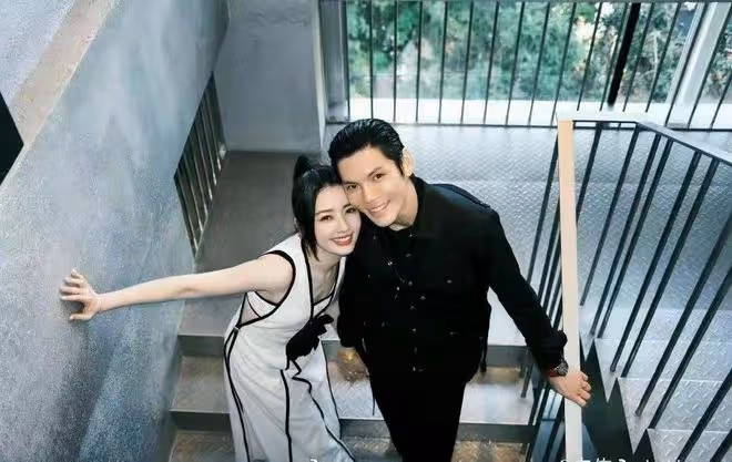 小胡靜曬美照回應當三，否認插足向佐婚姻，稱兩人結婚前就已認識