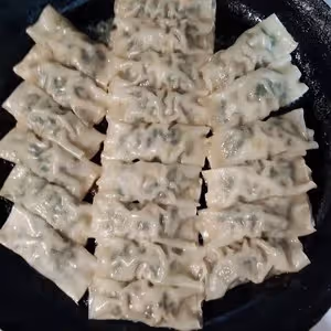 歷史上包法最簡單的鍋貼～沒有之一                           韭菜蝦仁餛飩皮鍋貼