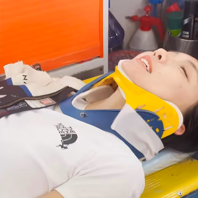 27歲女星楊凈宇騎摩托出意外！撞上大貨車受傷，褲子磨破傷口出血