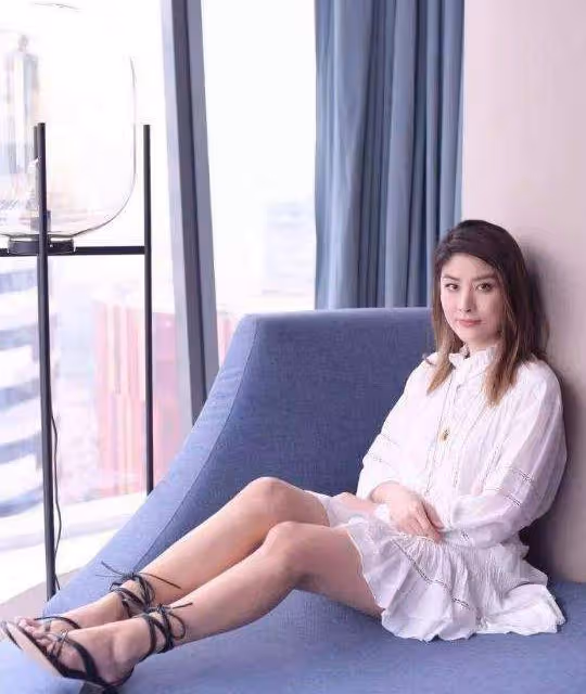 她被稱為「最有錢歌后」！贈兒子45億財產　卻給了兩個女兒「一把手術刀」成為她一生的痛