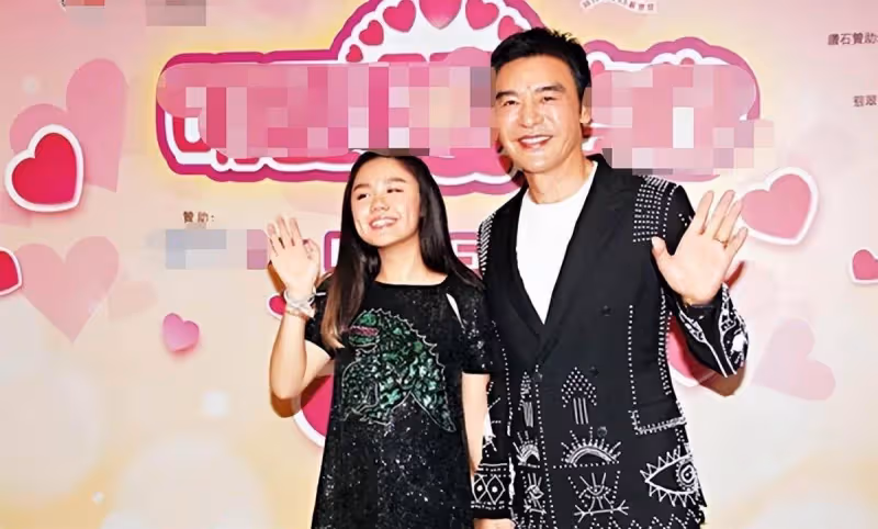 鐘鎮濤18歲女兒高調慶生,被父親摟在懷里,膚白貌美,網贊:長相不輸女女明星