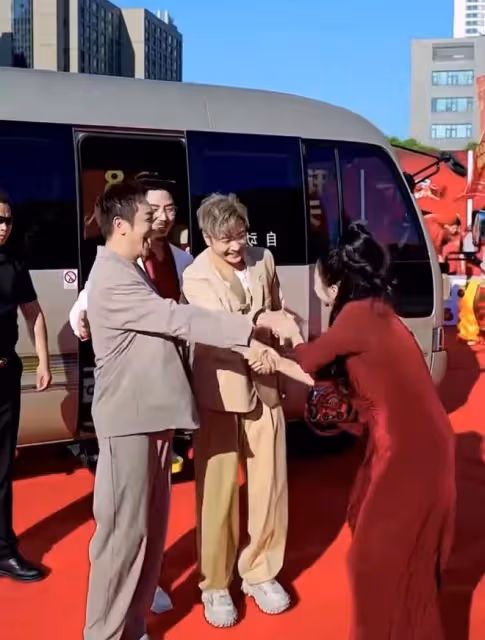 陳浩民孫耀威同台撈金,三伏天穿西裝跳舞,網友:皮笑肉不笑