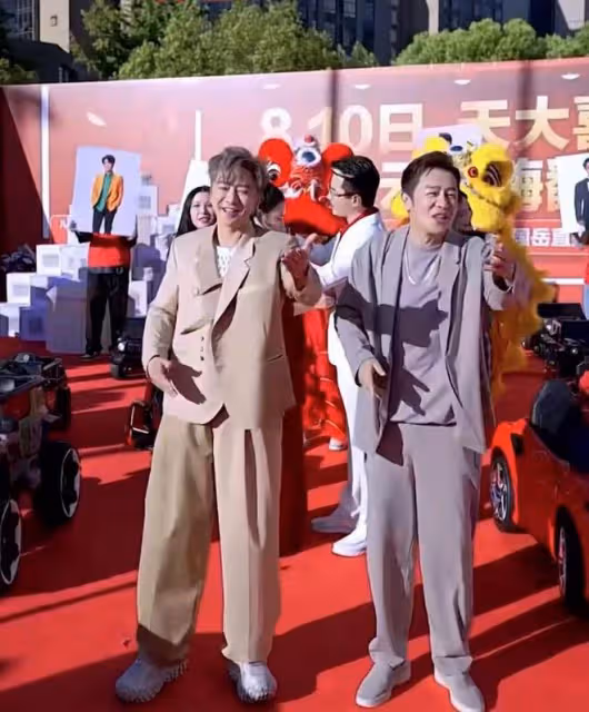 陳浩民孫耀威同台撈金,三伏天穿西裝跳舞,網友:皮笑肉不笑