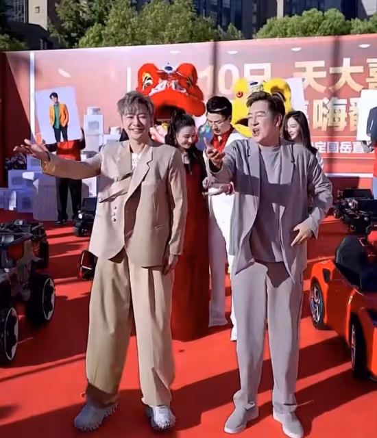 陳浩民孫耀威同台撈金,三伏天穿西裝跳舞,網友:皮笑肉不笑