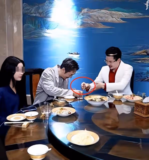 陳浩民孫耀威同台撈金,三伏天穿西裝跳舞,網友:皮笑肉不笑