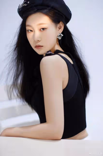 小瀋陽曬女兒寫真,15歲沈佳潤高級臉氣場十足,被贊撞臉韓國巨星
