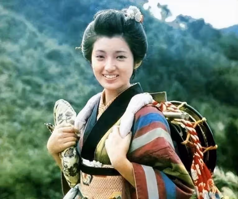 山口百惠:最紅的年紀嫁給三浦友和,隱退40餘年,63歲當奶奶了