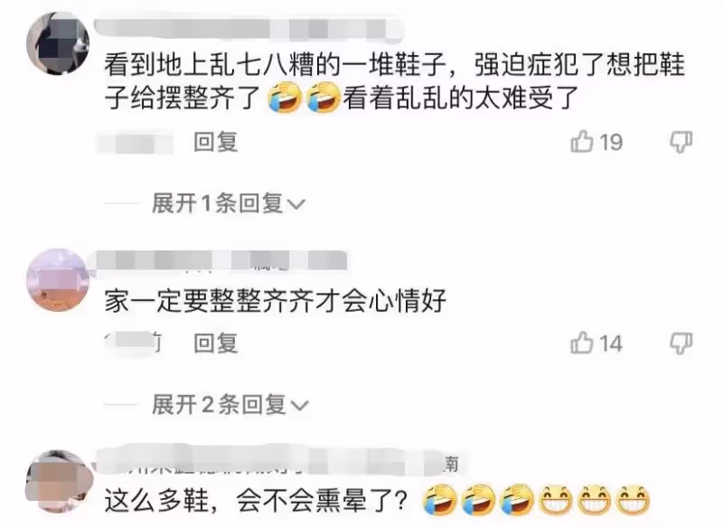 陳浩民一家6口擠上海出租房,墻上貼滿白色傳單,滿地鞋快無處下腳,網友:還是收拾一下吧!