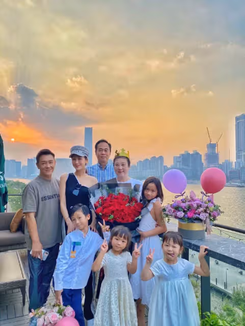 陳浩民一家6口擠上海出租房,墻上貼滿白色傳單,滿地鞋快無處下腳,網友:還是收拾一下吧!