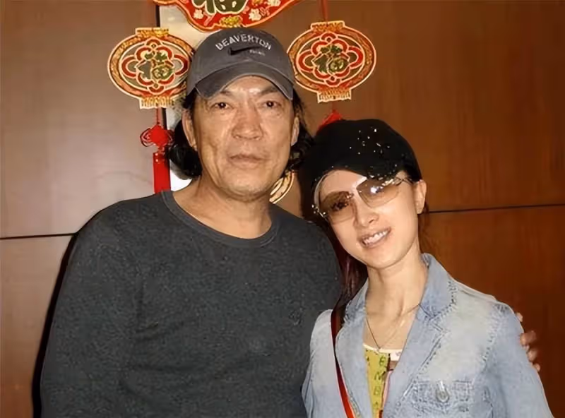 67歲寇世勛,坐擁「雙妻」享齊人之福,他人艷羨不已,花甲年卻吐心聲:來世絕不會再娶2個老婆