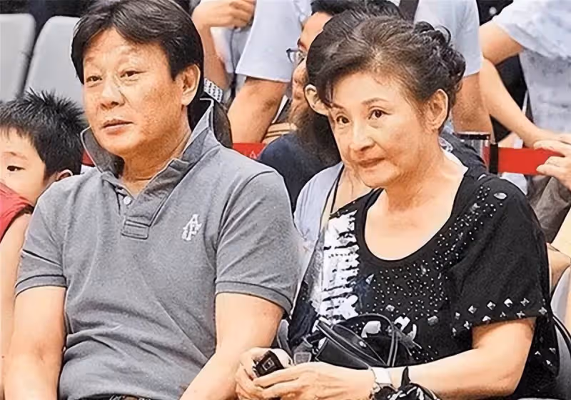 67歲寇世勛,坐擁「雙妻」享齊人之福,他人艷羨不已,花甲年卻吐心聲:來世絕不會再娶2個老婆