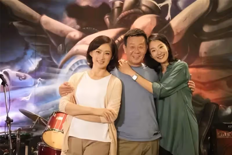 67歲寇世勛,坐擁「雙妻」享齊人之福,他人艷羨不已,花甲年卻吐心聲:來世絕不會再娶2個老婆