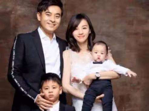 他們相差十歲卻一見鍾情,如今生兩個兒子成圈內模範夫妻