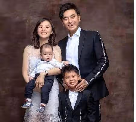 他們相差十歲卻一見鍾情,如今生兩個兒子成圈內模範夫妻