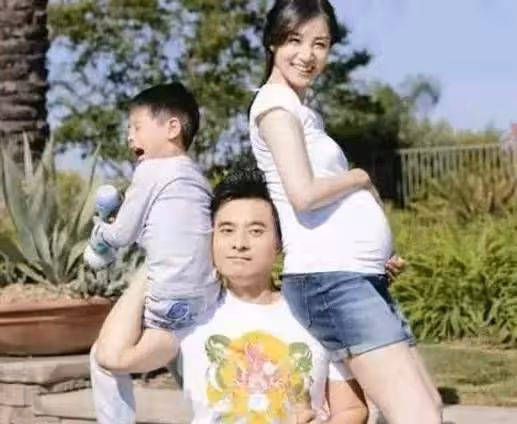 他們相差十歲卻一見鍾情,如今生兩個兒子成圈內模範夫妻