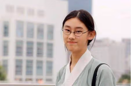 還記得才女武亦姝嗎?當年被嫌棄丑,如今卻美到不敢認