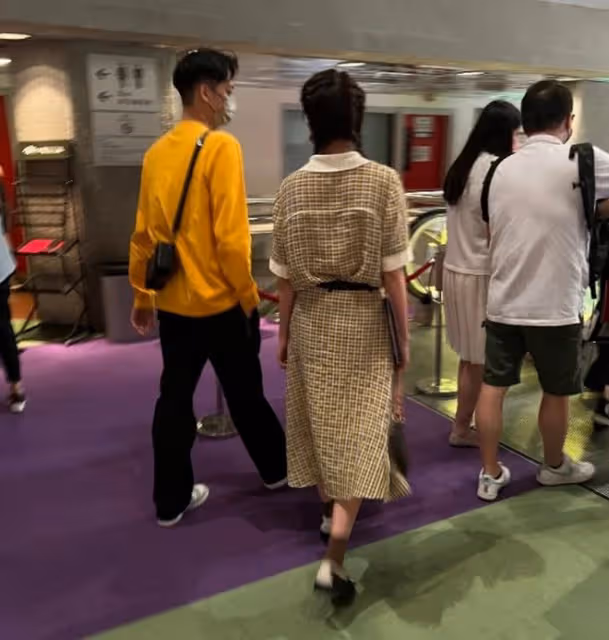 蔡思貝被曝與32歲男星復合!相約看戲當眾為男方按摩,表現太親密