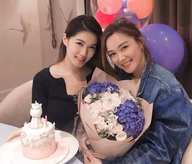 湯鎮宗25歲小女兒近照,穿弔帶裙大秀身材,法律系畢業拒進娛樂圈