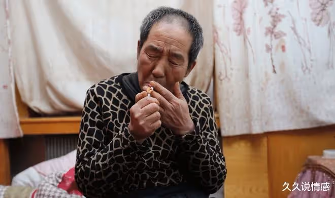 72歲大爺:生活還能自理,寧可吃快餐,也不去兒子家住被他啃老