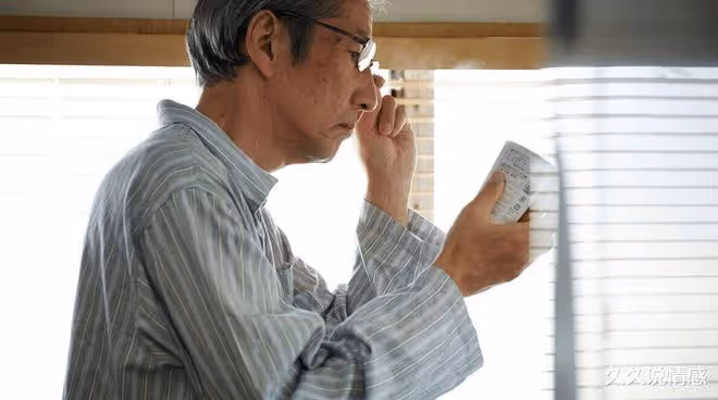 72歲大爺：生活還能自理，寧可吃快餐，也不去兒子家住被他啃老