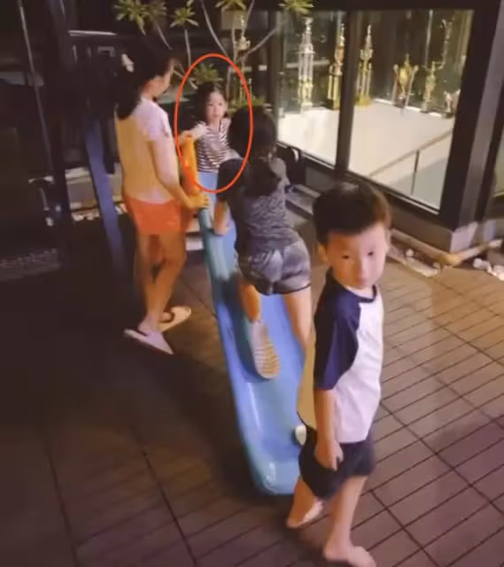 霍建華一家三口七夕聚會 小海豚正臉首曝光