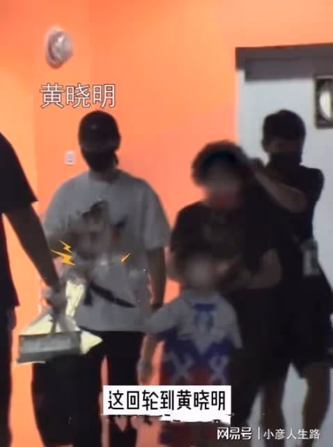 黃曉明楊穎輪流帶娃？5歲小海綿蹦跳好活潑，爸爸全程低頭看手機